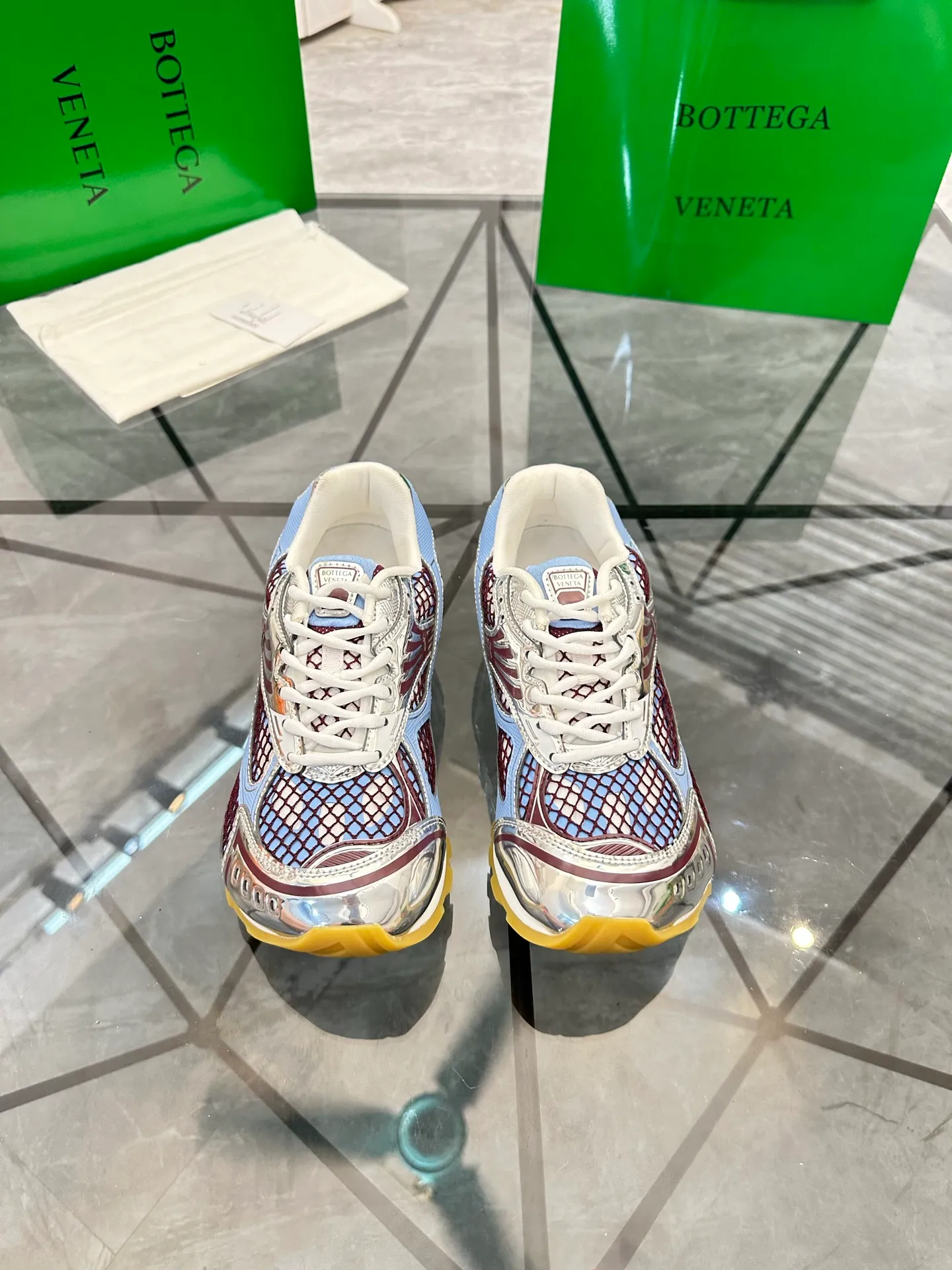 Factory men's shoes 💰: 620💰 (top version) BV Orbit sneakers Wang Yibo's same style couple's dad shoes Runner sneakers, made of lightweight technical mesh fabric. Matched with geometric pattern designed rubber outsole Wang Zha series high version Look for the package craftsmanship The actual height is much higher, but the legs are still slim. Very nice and playable and durable Matching to the standard 💯 Package shoe technology Look for the high version The outsole is made of color-blocked TPU outsole Women's model 35 36 37 38 39 40 41 (40 41 customized) Men's model 38 39 40 41 42 43 44 45. (Customized size 38 45.46) No. H345